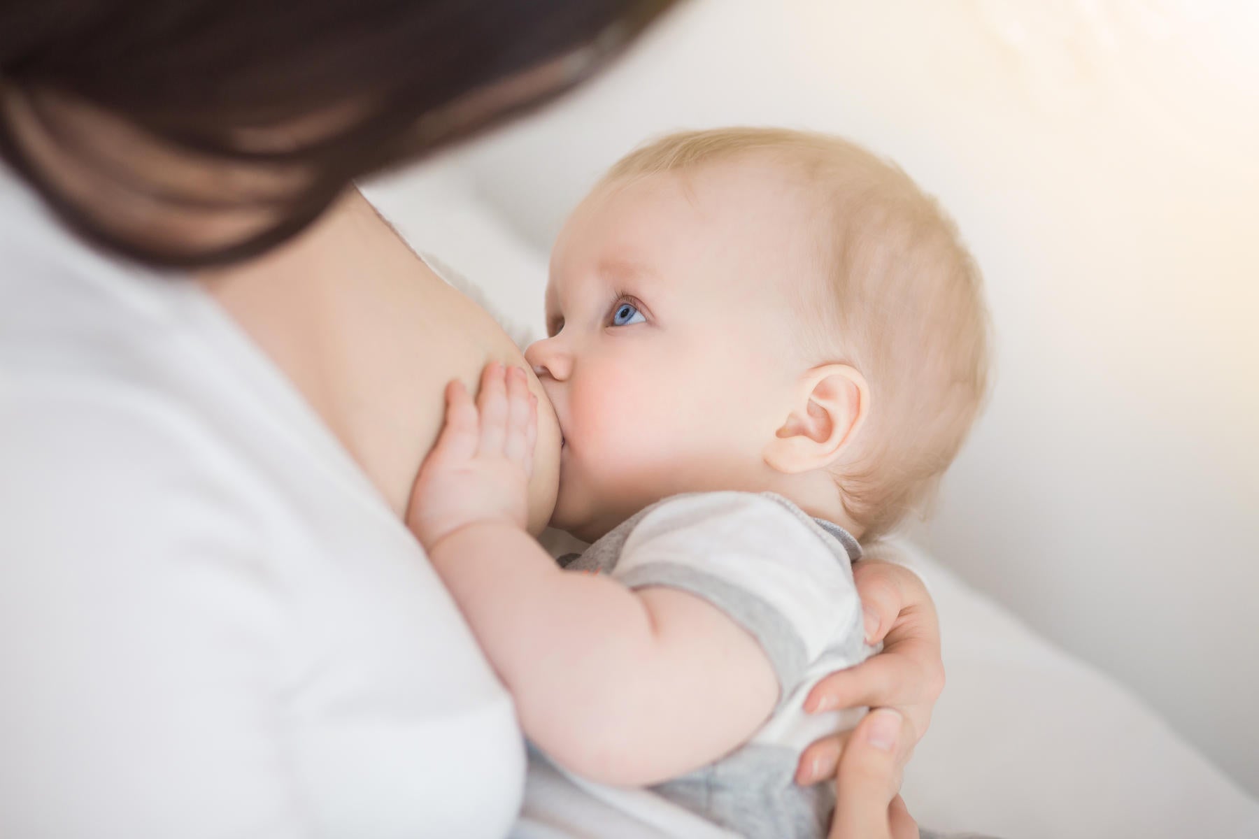 Deciding between Breast and Bottle Feeding